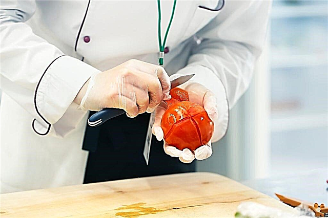 Ways to remove skin from a tomato
